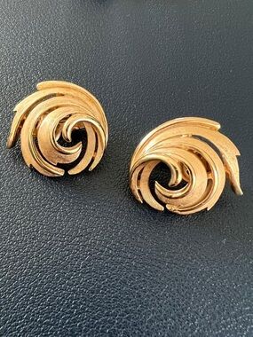 Vintage Crown Trifari Brushed Gold Round Swirl Clip On Earrings